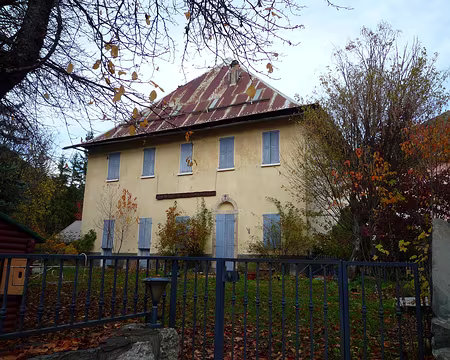 2025-10-26 11-08-25 De belles maisons dans un si petit village