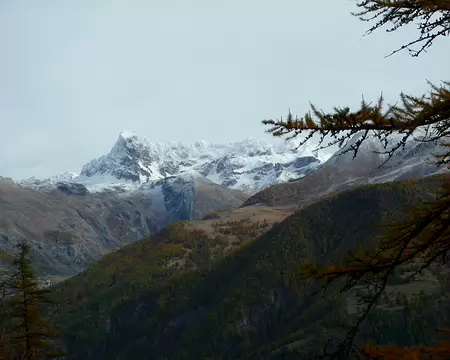 2025-10-26 12-35-05 On peut admirer le remarquable point coté 2242 ... et la neige sur le Chambeyron