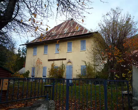 2025-10-26 11-08-25 De belles maisons dans un si petit village