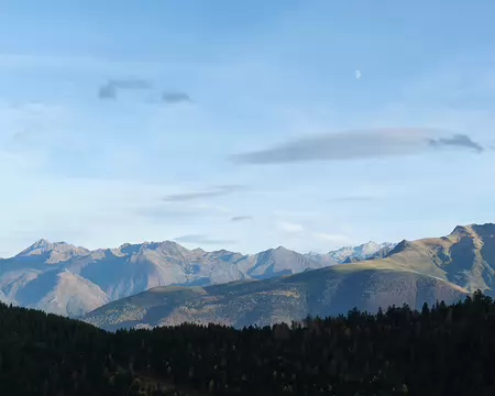 131_DSCF0729 A gauche, le Pic du Midi de Bigorre (2877 m), et tout au fond sur la droite, le Pic de Néouvielle (3091 m)