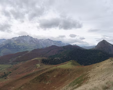 145_DSCF0811 A gauche le Pic de Gabizos, à droite le Pic de Bazès. Plus près, le Col de Couraduque (Chalet) et le Col de Couret