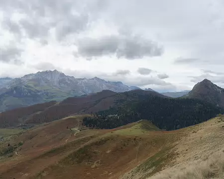 145_DSCF0811 A gauche le Pic de Gabizos, à droite le Pic de Bazès. Plus près, le Col de Couraduque (Chalet) et le Col de Couret