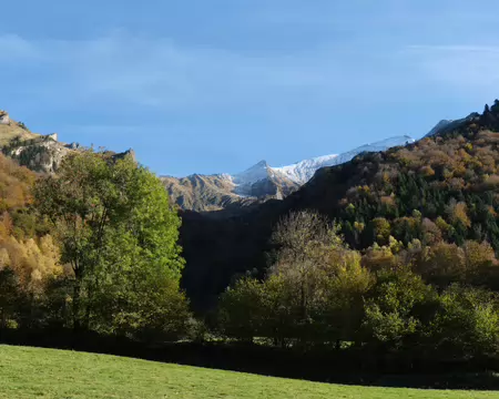 019_DSCF0012 A droite, enneigé, le Pic de Moun Né (2724 m)