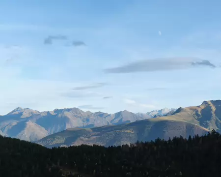 131_DSCF0729 A gauche, le Pic du Midi de Bigorre (2877 m), et tout au fond sur la droite, le Pic de Néouvielle (3091 m)