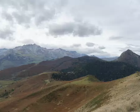 145_DSCF0811 A gauche le Pic de Gabizos, à droite le Pic de Bazès. Plus près, le Col de Couraduque (Chalet) et le Col de Couret