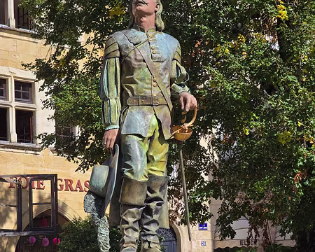 001 Cyrano de Bergerac. Statue de Mauro Corda inaugurée le 2 juillet 2005