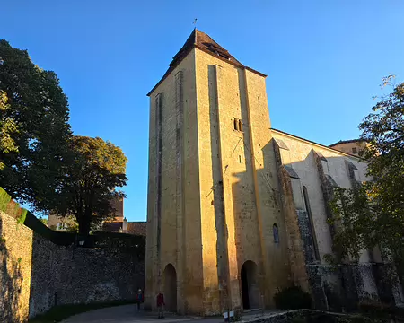 006 Imposant clocher-porche d'une hauteur de 25 mètres