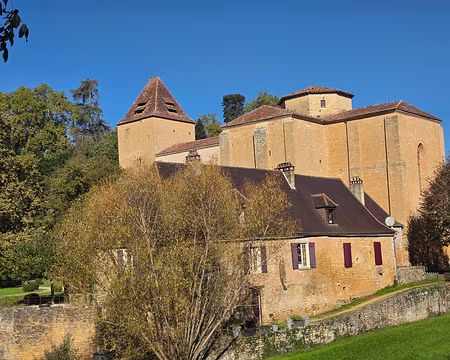 007 L'église est construite en croix latine. Elle a été conçue pour servir de refuge aux habitants et aux moines de Paunat