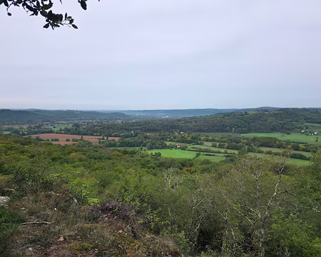 020 Après une raide montée, l'arrivée au belvédère offre une belle vue sur la vallée de la Vézère