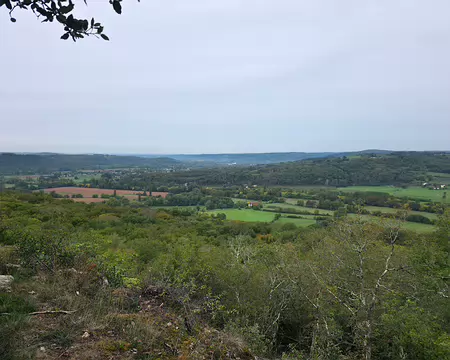 020 Après une raide montée, l'arrivée au belvédère offre une belle vue sur la vallée de la Vézère
