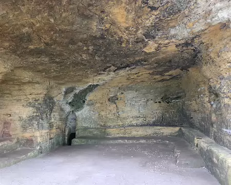 021 Le terme régional de « cluzeau » désigne toute cavité artificielle creusée au flanc d'une falaise