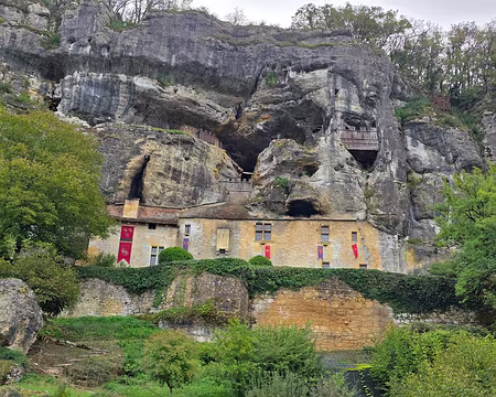 023 Maison forte de Reignac. Accrochée au flanc de la roche protectrice, elle est un château-falaise