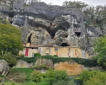 023 Maison forte de Reignac. Accrochée au flanc de la roche protectrice, elle est un château-falaise
