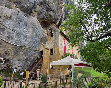 024 Elle offre ses pierres couleur ocre aux reflets du soleil et à ceux des eaux de la rivière la Vézère, au cœur de la vallée de l'homme
