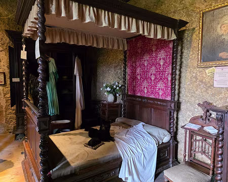 043 Les lits à colonne. On avait l'habitude de dormir presque assis. Des rideaux (absents aujourd'hui) que l'on fermait la nuit, protégeaient du froid et assuraient...