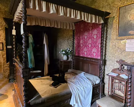 043 Les lits à colonne. On avait l'habitude de dormir presque assis. Des rideaux (absents aujourd'hui) que l'on fermait la nuit, protégeaient du froid et assuraient...