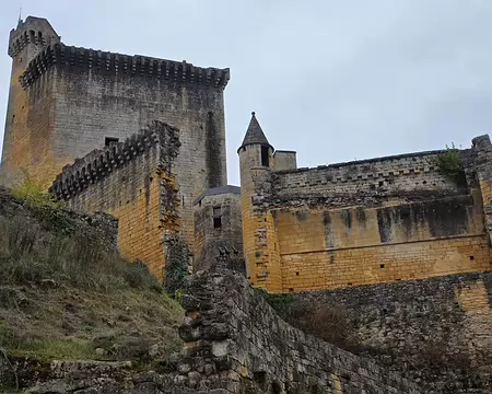 051 Depuis 1962, Hubert de Commarque et depuis quelques années, ses enfants Aude et Jean de Commarque ont entrepris des travaux de réhabilitation et de...