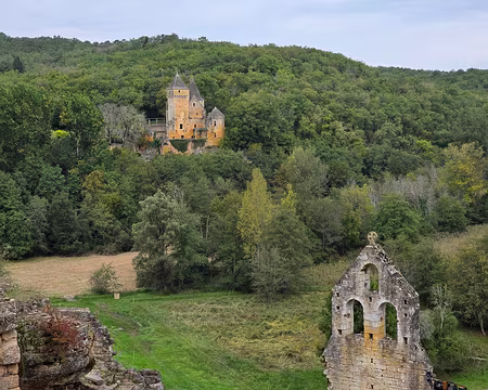 055 Vue depuis le Donjon sur le château de Laussel qui date des XVe et XVIe siècles (propriété privée, ne se visite pas)