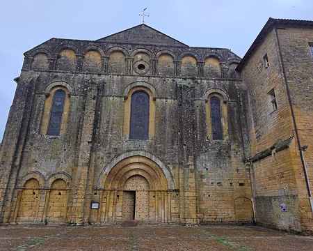 056 Fondée en 1115 par des moines cisterciens, l'abbaye de Cadouin est un fragment vivant du Moyen-Âge