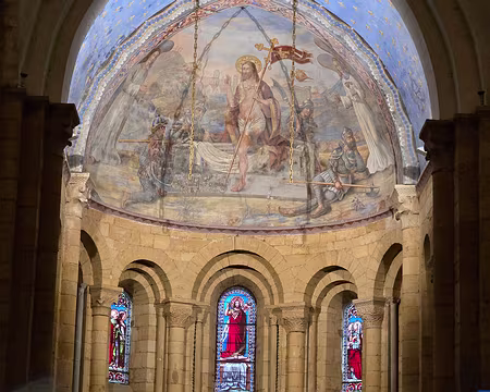 057 Une coupole peinte surplombe l'autel