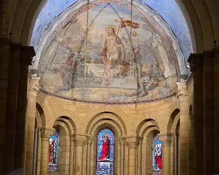 057 Une coupole peinte surplombe l'autel