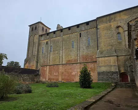 060 L'abbaye de Saint-Avit-Sénieur a été édifiée à la fin du XIe siècle. Avec ses 60 m de long, ses 20 m de large et 43 m de haut, l'église fortifiée au XIVe siècle...
