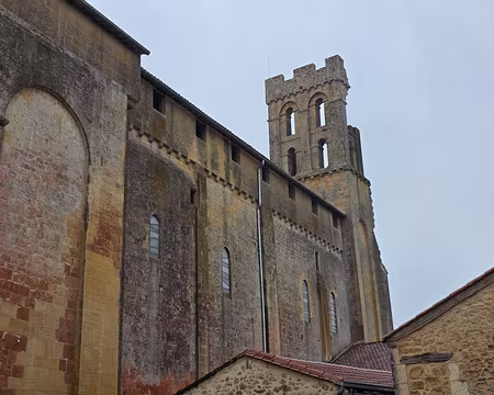 061 Son architecture (bretèche crénelée, hautes murailles presques aveugles du chevet, tours encadrant la façade reliée par des chemins de ronde) dégage une...