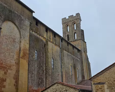 061 Son architecture (bretèche crénelée, hautes murailles presques aveugles du chevet, tours encadrant la façade reliée par des chemins de ronde) dégage une...