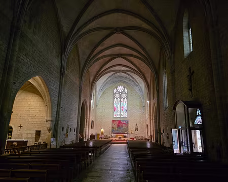 068 Nef de l'église qui telle une citadelle, semble veiller sur la cité du haut de ses trente mètres