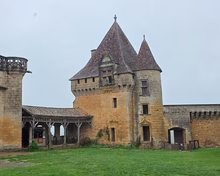 073 Près de 1000 ans d'histoire ont sculpté ce géant de pierre, offrant un mélange unique d'architecture médiévale, de style renaissance et classique