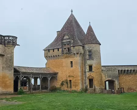073 Près de 1000 ans d'histoire ont sculpté ce géant de pierre, offrant un mélange unique d'architecture médiévale, de style renaissance et classique