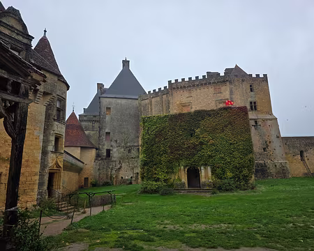 074 Á Biron, le cinéma s'invite dans la visite. La série Fortune de France (2024) a transformé la cour du château en marché du XVIe siècle
