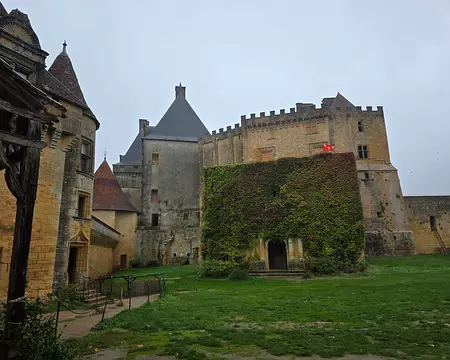 074 Á Biron, le cinéma s'invite dans la visite. La série Fortune de France (2024) a transformé la cour du château en marché du XVIe siècle