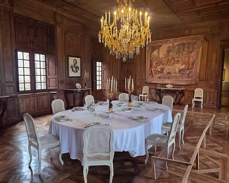 085 Le salon. A cette époque, le mode de vie est encore largement nomade. La famille vivait dans le château seulement lors de courtes périodes