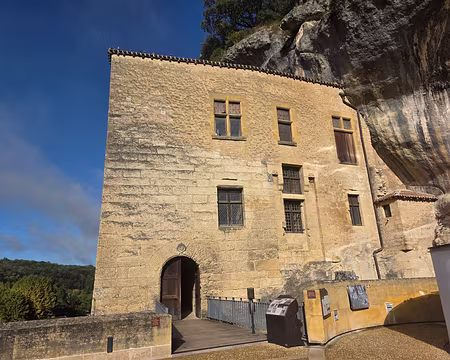 093 Le château. Cette solide bâtisse est une création relativement récente. L'acte de donation de Jeanne de Campnac en faveur de son fils cadet Jean-Guy de Beynac...