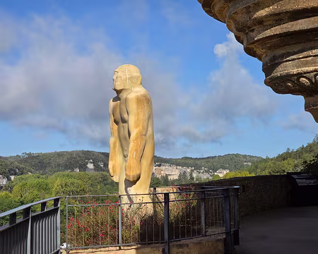 094 L'homme primitif de Paul Dardé (1888 – 1963) a été inauguré aux Eyzies en 1931 par Paul Léon, ministre des Beaux-Arts. Sa hauteur est de 3 mètres