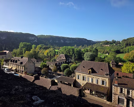 095 Sa terrasse panoramique permet une vue spectaculaire et domine la Vallée Vézère