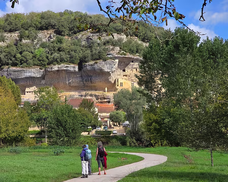 099 Face au musée de la Préhistoire aux Eyzies. La Vézère nous sépare du village