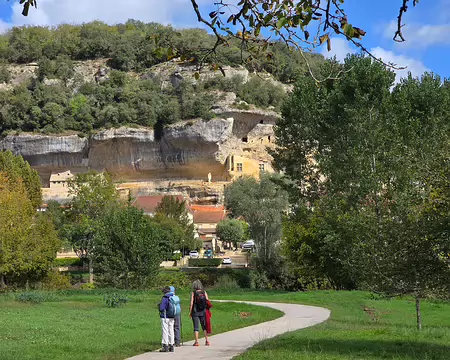 099 Face au musée de la Préhistoire aux Eyzies. La Vézère nous sépare du village