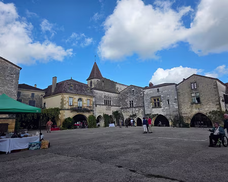 106 La place des Cornières de la Bastide de Monpazier, la plus célèbre et la mieux conservée du Périgord