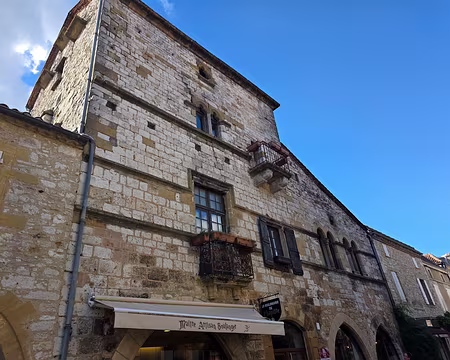 112 La maison du Chapitre. Cette bâtisse exceptionnelle de par ses dimensions, possédait un rez-de-chaussée consacré à l'espace boutique