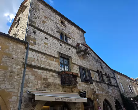 112 La maison du Chapitre. Cette bâtisse exceptionnelle de par ses dimensions, possédait un rez-de-chaussée consacré à l'espace boutique