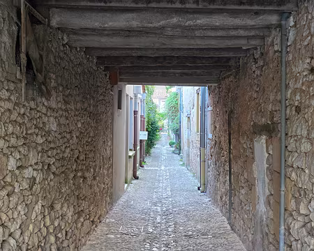 114 Carreyrou des Costognaires. L'une des ruelles qui traversent Monpazier et larges de 2 mètres