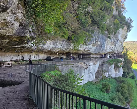 119 La grande terrasse. La falaise blanche domine massivement la vallée sur plus de 900 mètres de longueur