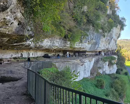 119 La grande terrasse. La falaise blanche domine massivement la vallée sur plus de 900 mètres de longueur