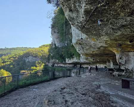 120 On estime qu'au Moyen-Âge le grand abri a pu héberger plus de 1500 personnes