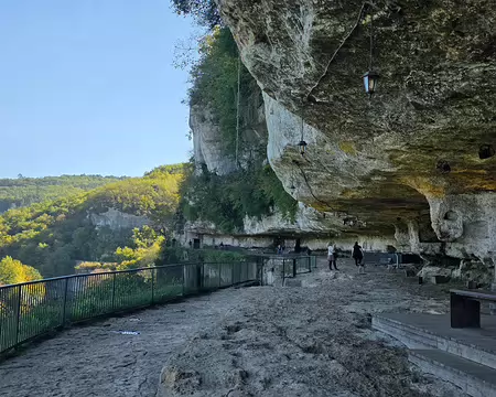 120 On estime qu'au Moyen-Âge le grand abri a pu héberger plus de 1500 personnes