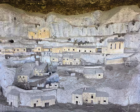 121 Cette maquette représente la parie du site comprise entre le tunnel et l'église. La reconstitution a été réalisée grâce à des documents d'archives.