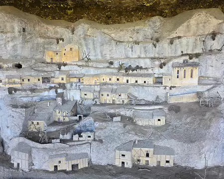 121 Cette maquette représente la parie du site comprise entre le tunnel et l'église. La reconstitution a été réalisée grâce à des documents d'archives.