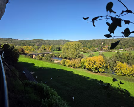 129 Après avoir traversé ce pont, retour à Saint-Léon-sur-Vézère en suivant la Vézère